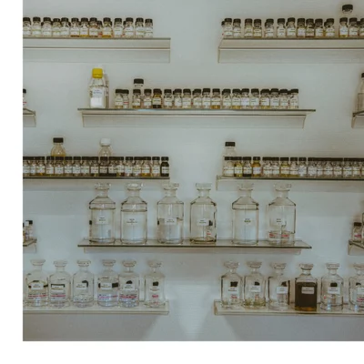 A bottle of Creed Royal Oud perfume surrounded by yellow and green swirls on a black background with the text CREED ROYAL OUD DE PÈRE EN FILS DEPUIS 1760 FROM FATHER TO SON SINCE 1760 100ML 3.33 FL. OZ.